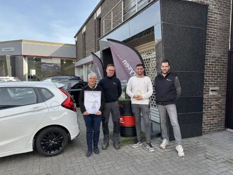 Dealer Hondy otrzymuje nagrodę Yushu.