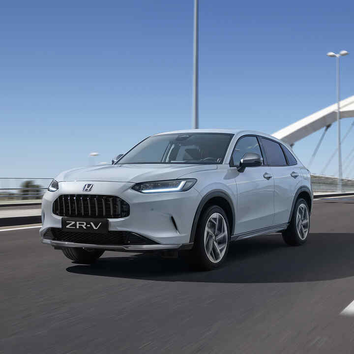 Widok z boku na Hondę ZR-V na moście