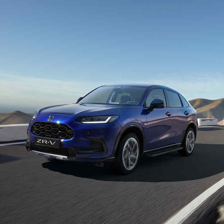 Widok z boku na Hondę ZR-V z pakietem Robust w górzystym terenie.