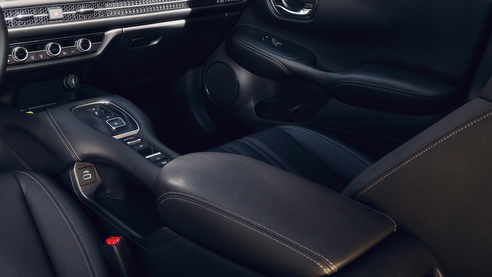 Wnętrze Hondy ZR-V z widoczną deską rozdzielczą