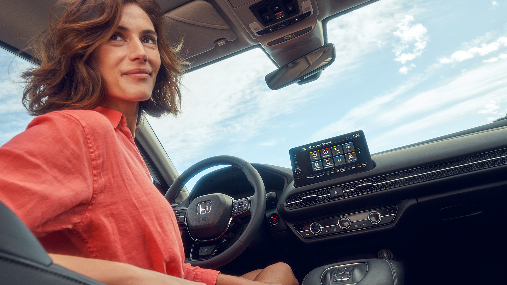 Kobieta na fotelu kierowcy patrząca do tyłu