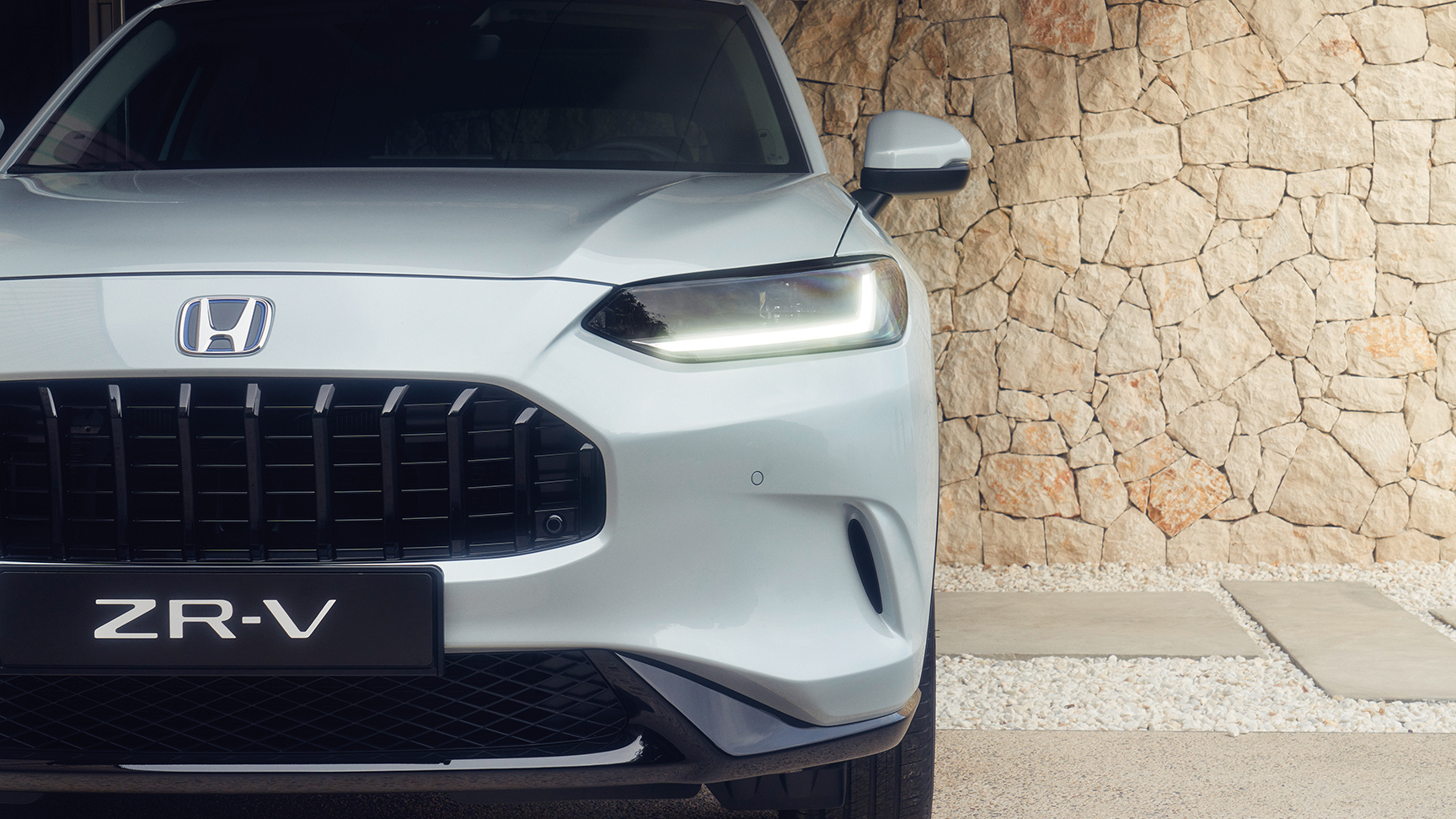 Widok jednostronny na zaparkowaną Hondę ZR-V