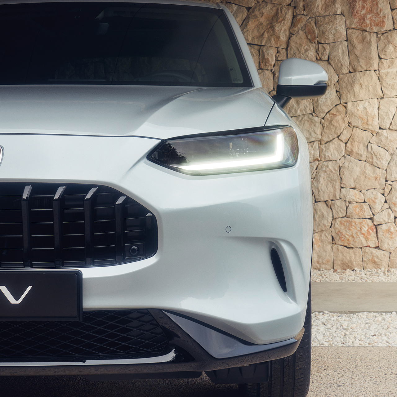 Widok jednostronny na zaparkowaną Hondę ZR-V