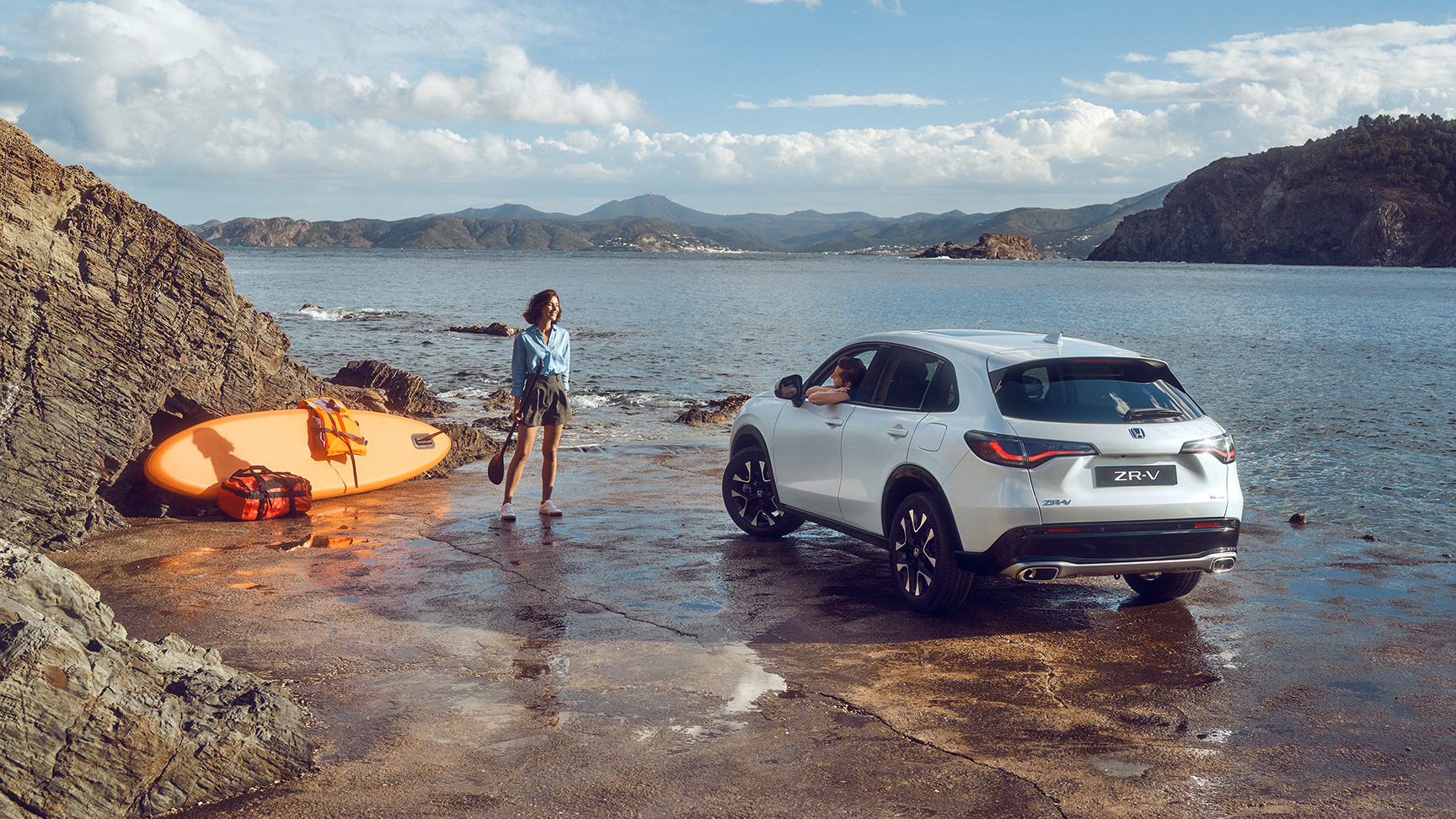 Biała Honda ZR-V na wybrzeżu z kobietą i kajakiem