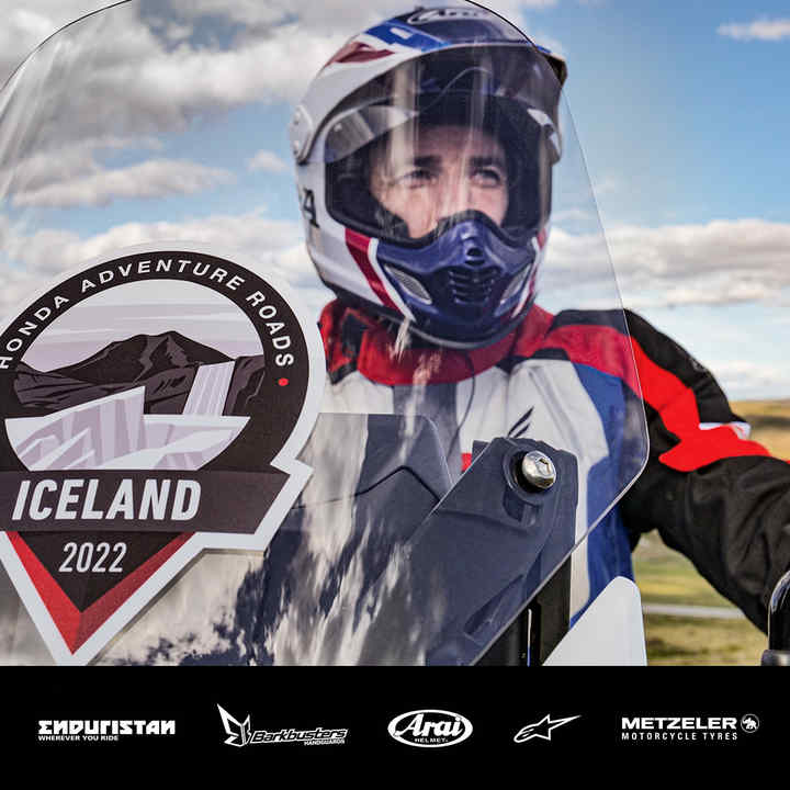 Mężczyzna na motocyklu Honda na Islandii