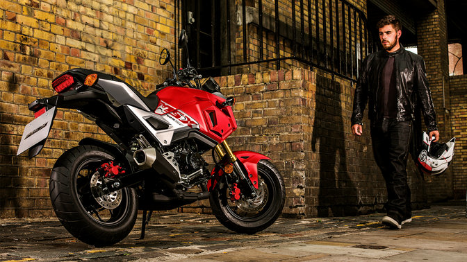Honda MSX125 w miejskiej scenerii.