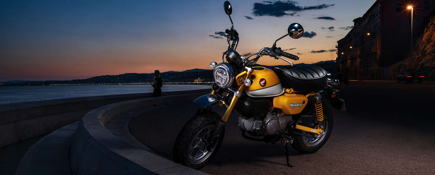Honda Monkey zaparkowana przy plaży.