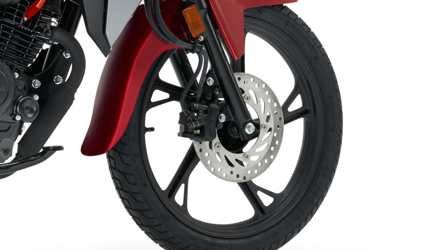 Czerwona Honda CB125F, zdjęcie studyjne, zbliżenie na przednie koło i hamulec