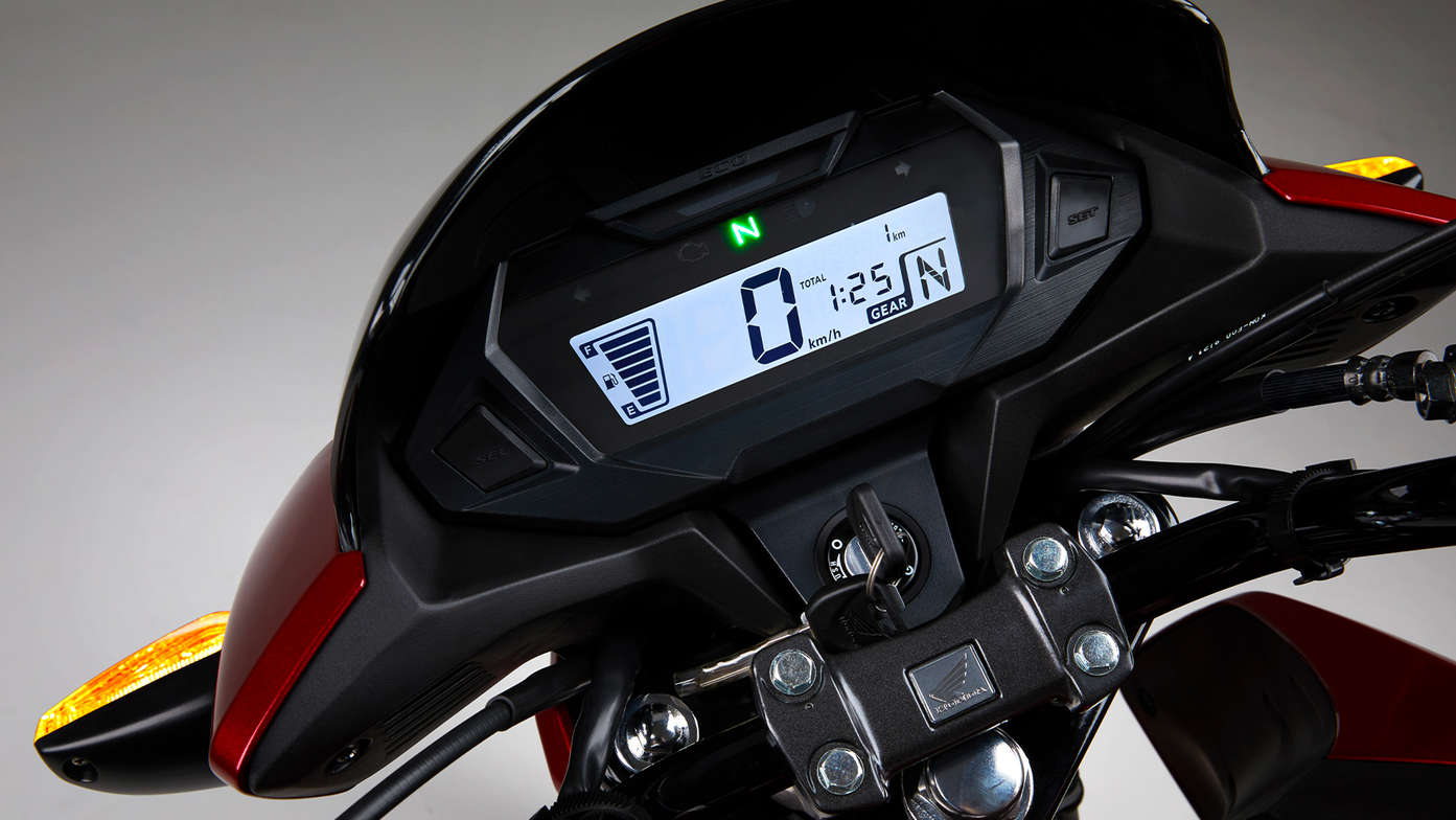 Czerwona Honda CB125F, zdjęcie studyjne, zbliżenie na cyfrowy zestaw inteligentnych wskaźników