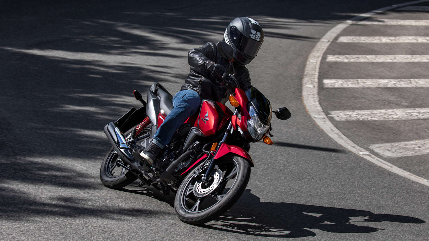 Honda CB125F w trakcie jazdy na drodze