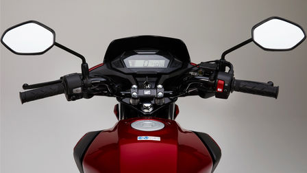 Czerwona Honda CB125F, zdjęcie studyjne, zbliżenie na wyświetlacz LCD