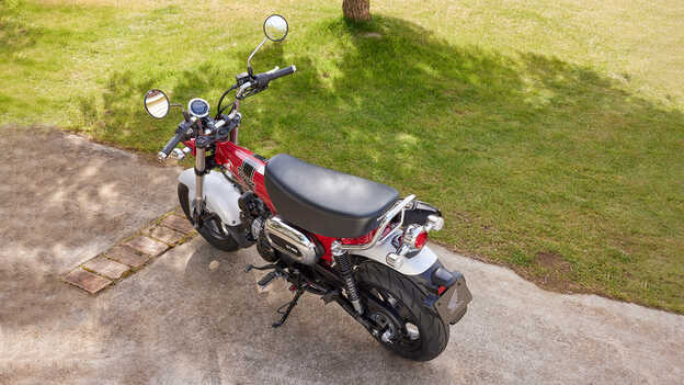 Honda Dax 125 nisko osadzone siedzenie i szeroka, uniesiona kierownica 