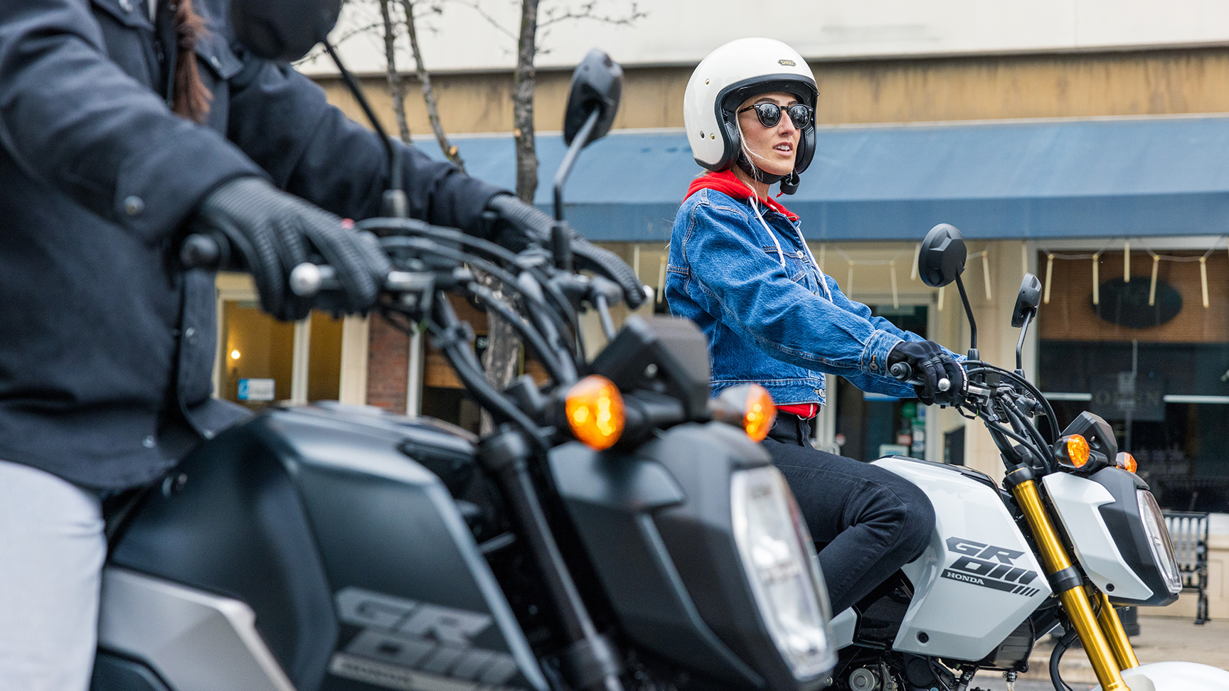 MSX125 Grom na statycznym zdjęciu w mieście