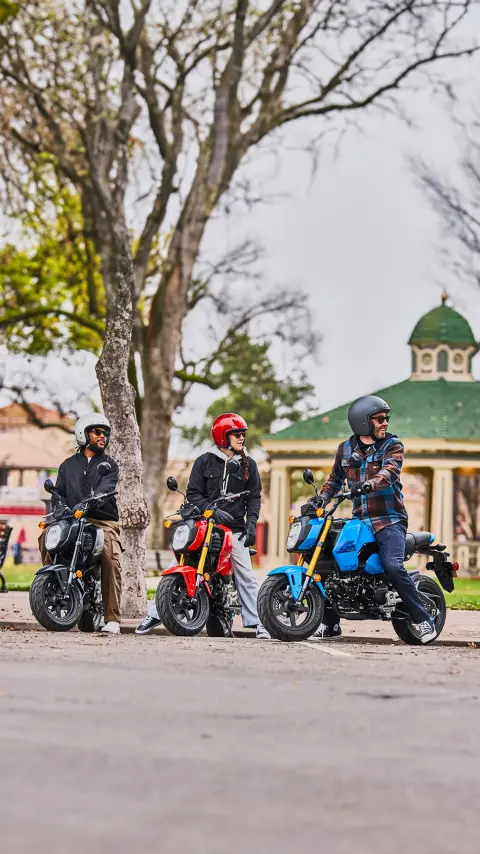 Motocykle MSX125 Grom jadące wspólnie