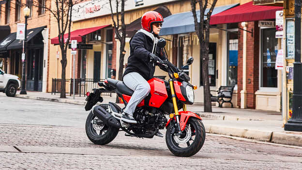 MSX125 Grom w kolorze czarnym z boku na zdjęciu 