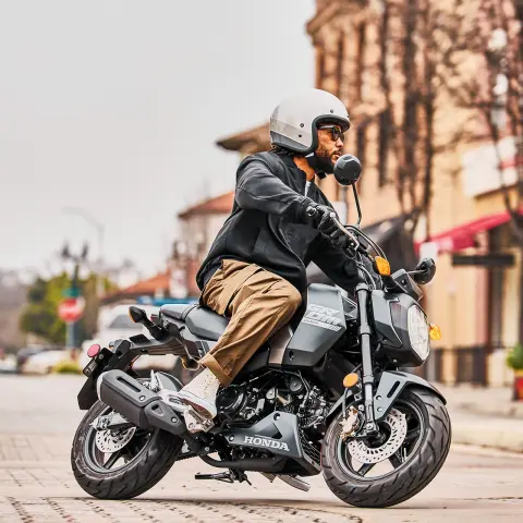 Statyczny obraz MSX125 Grom z motocyklistą gotowym do jazdy