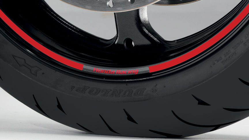 MSX125, zbliżenie koła motocykla z naklejką Honda.