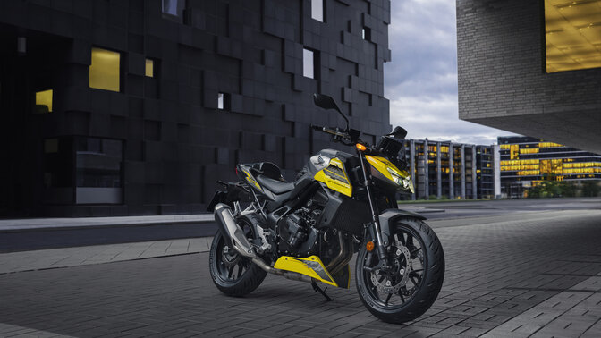 Honda C1000R z kierowcą na drodze