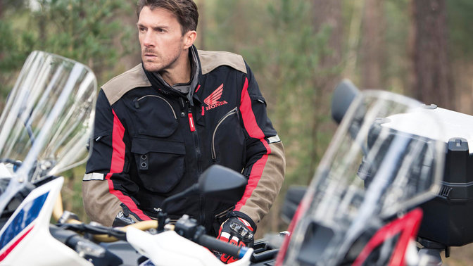 Zbliżenie na mężczyznę w kurtce Honda Spidi Adventure