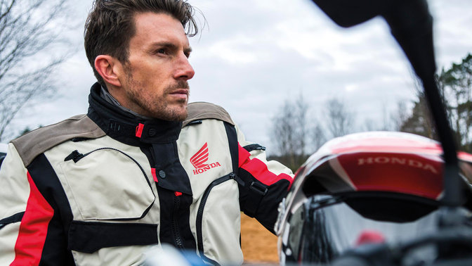 Zbliżenie na mężczyznę w kurtce Honda Spidi Adventure