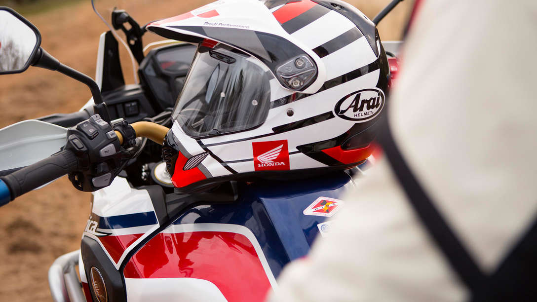 Zbliżenie na kask w stylu adventure
