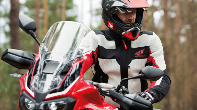 Zbliżenie na mężczyznę w białej kurtce Honda Spidi Mesh
