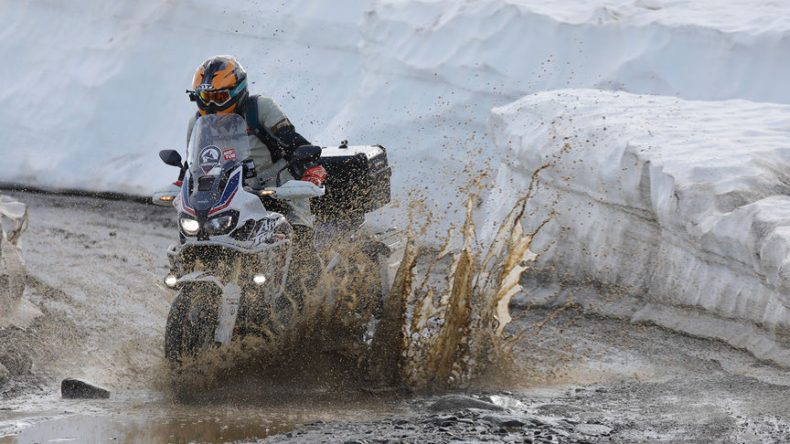 Honda Africa Twin na trasie przez Nordkapp.