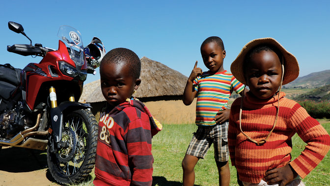 Małe dzieci wokół motocykla CRF1000L Africa Twin