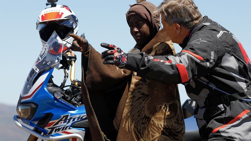 Kierowca na motocyklu jadący przez trudne tereny Południowej Afryki.