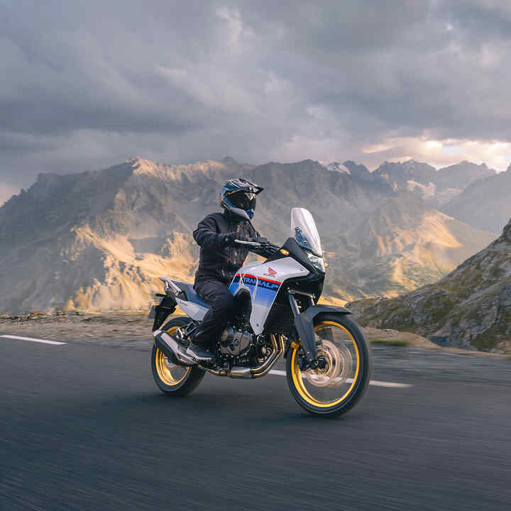 Honda XL750 Transalp na drodze
