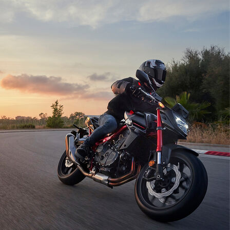 Honda CB750 Hornet na drodze