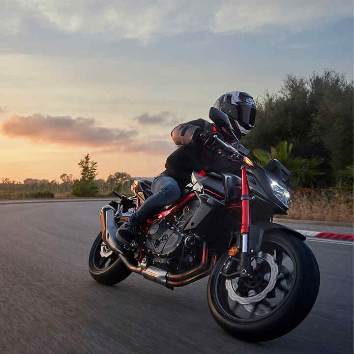 Honda CB750 Hornet na drodze
