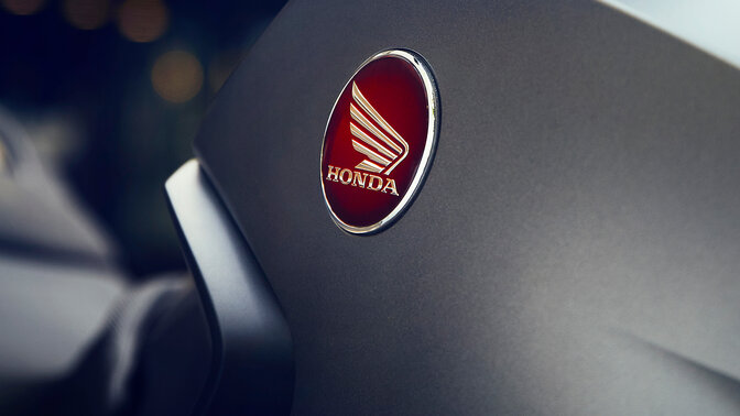 CMX1100 - zdjęcie na tle zachodu słońca z pasażerem