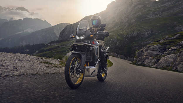 Dax 125 - statyczne ujęcie z tyłu/boku nad morzem.