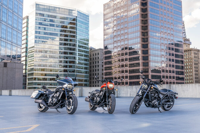 Widok z boku na Hondę CL500 w miejskiej scenerii.