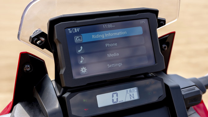 Honda Africa Twin - zbliżenie na wyświetlacz TFT z ikoną łączności Bluetooth
