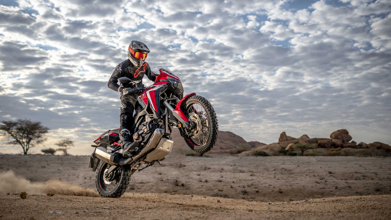 Honda Africa Twin - widok przedstawiający motocykl w pustynnym otoczeniu z przedniej prawej perspektywy