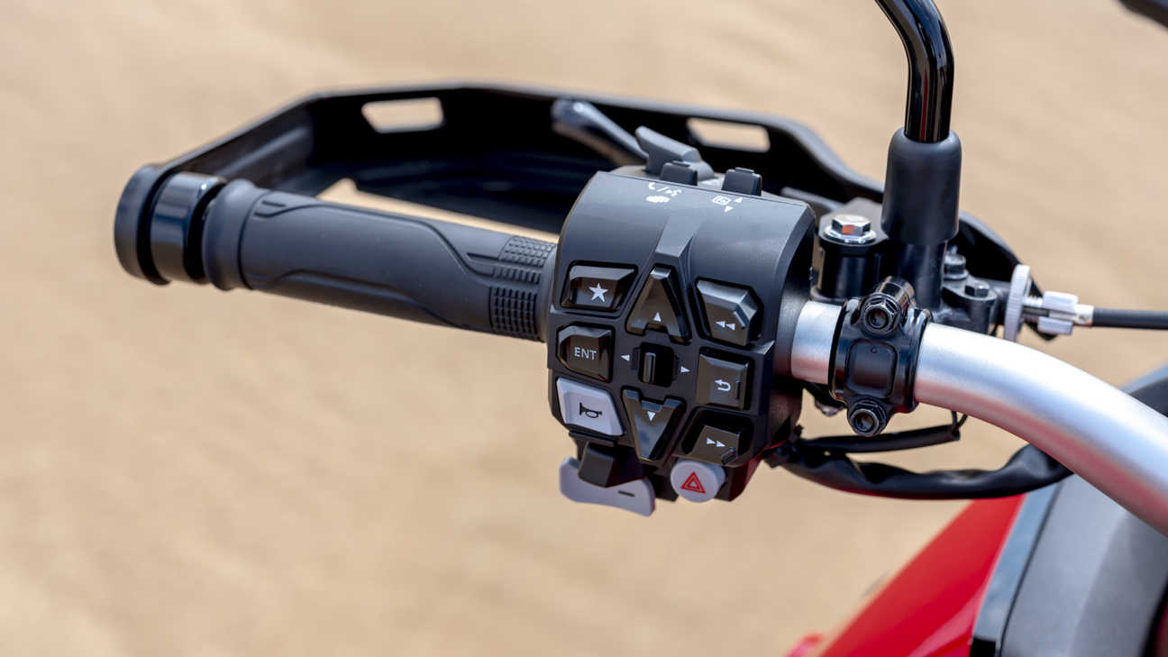 Honda Africa Twin - studyjne zdjęcie z motocyklistami