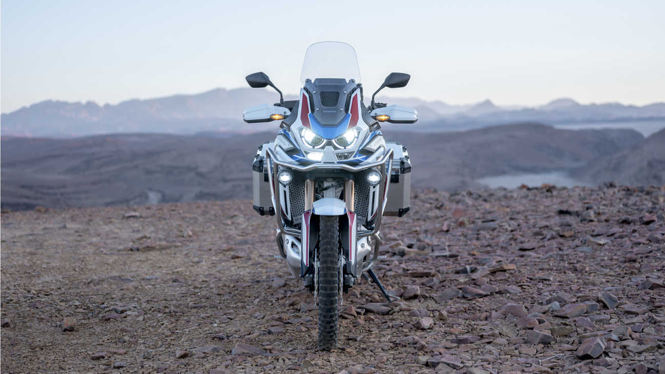 Honda Africa Twin Adventure Sports - widok z przodu przedstawiający motocykl z włączonym reflektorem