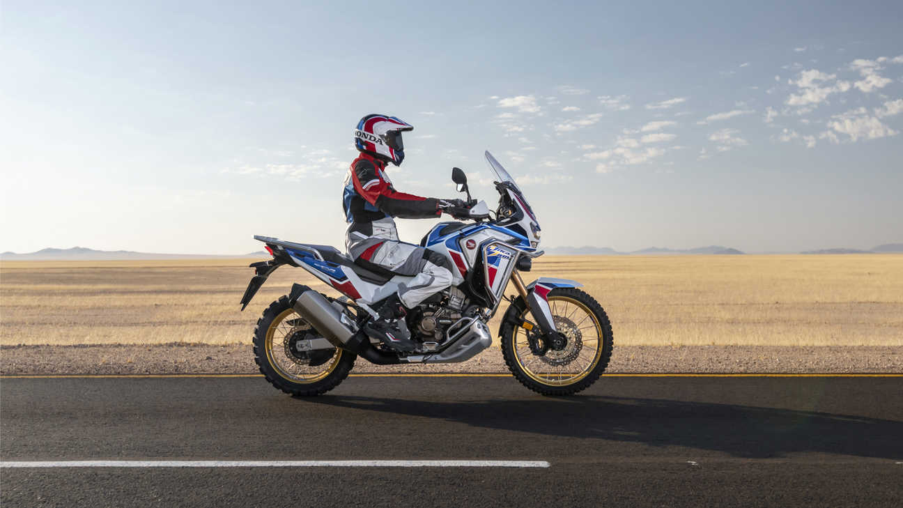 Honda Africa Twin Adventure Sport - widok przedstawiający motocykl jadący po pustyni