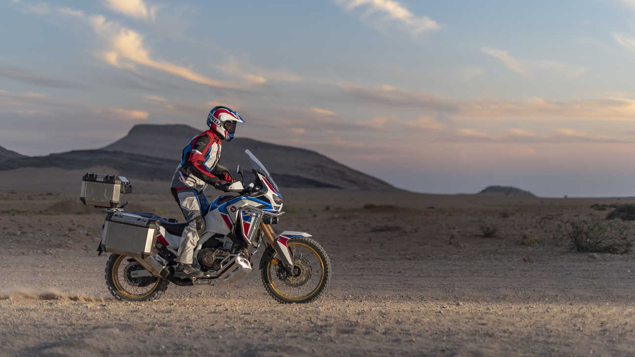 Honda Africa Twin Adventure Sports - widok przedstawiający motocykl na pustynnej drodze z prawego profilu