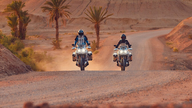 Dwa motocykle CRF1100 Africa Twin Adventure Sports na nieutwardzonej drodze