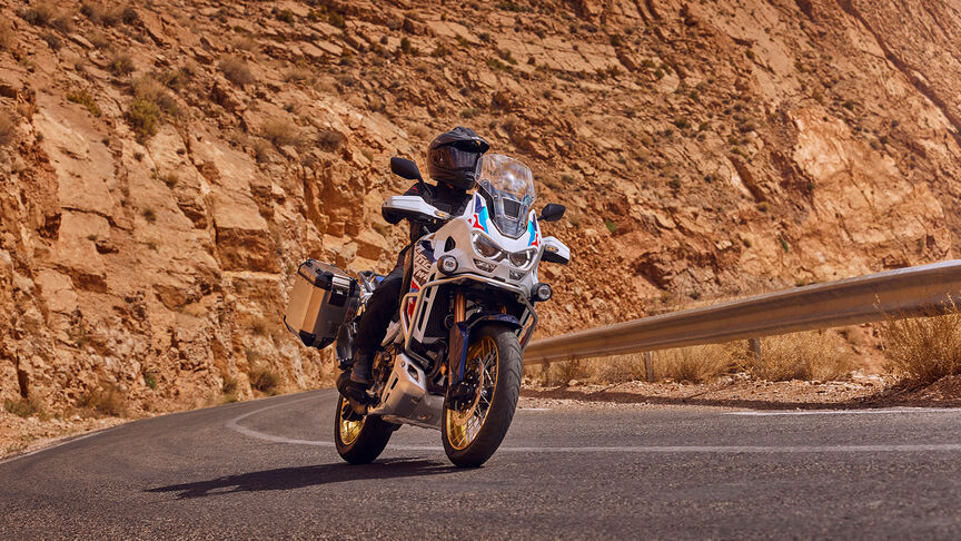 Ustawiona przodem Honda CRF1100 Africa Twin Adventure Sports 3/4 w górach.