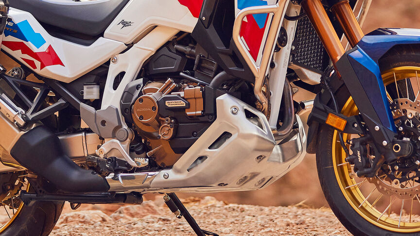 Ustawiona przodem Honda CRF1100 Africa Twin Adventure Sports 3/4 w górach.