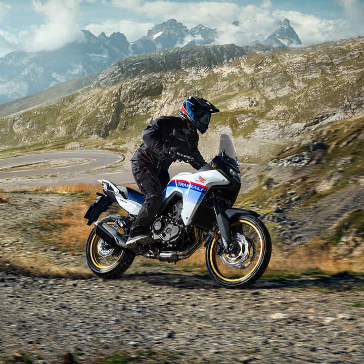 Honda XL750 Transalp - motocyklista na górskiej przełęczy