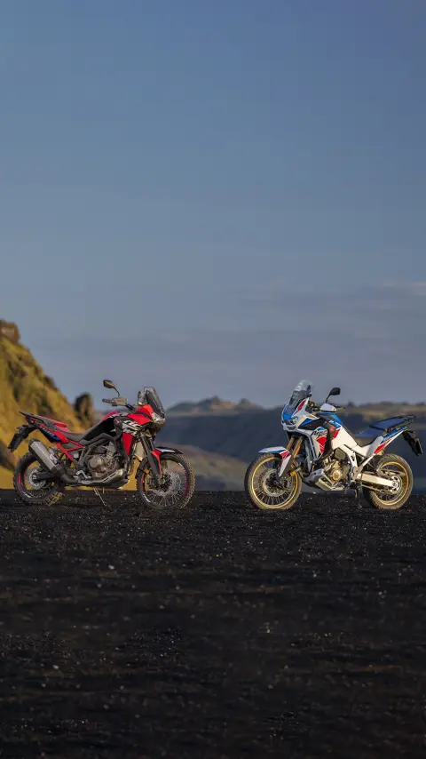 Africa Twin - dynamiczne ujęcie motocykla z kierowcą w terenie