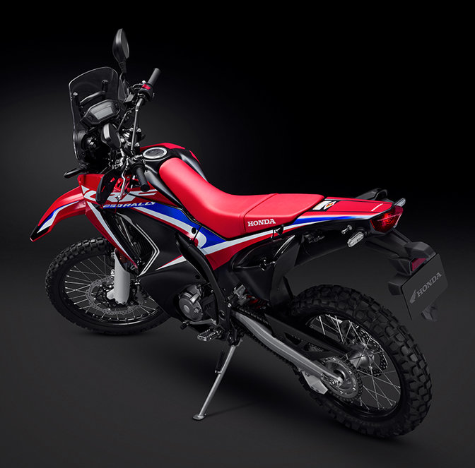 CRF250 Rally z kierowcą - widok z tylnej lewej perspektywy