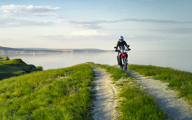 CRF250 Rally - motocykl z kierowcą na nadmorskiej drodze