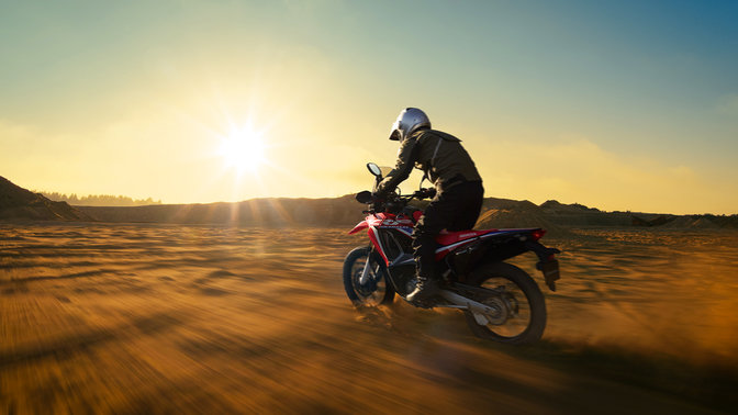 CRF250 Rally z kierowcą - widok z lewej perspektywy