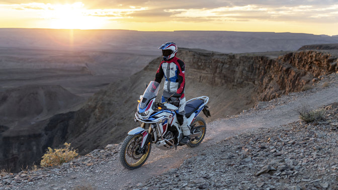 Honda CRF1100L Africa Twin Adventure Sports jadąca na torze motocrossowym. 